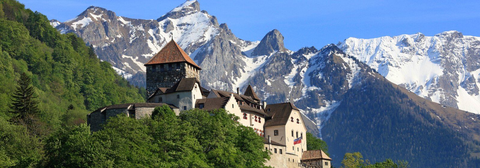 Schloss Vaduz im Fürstentum Liechtenstein – Vermögensverwaltung im Versicherungsmantel